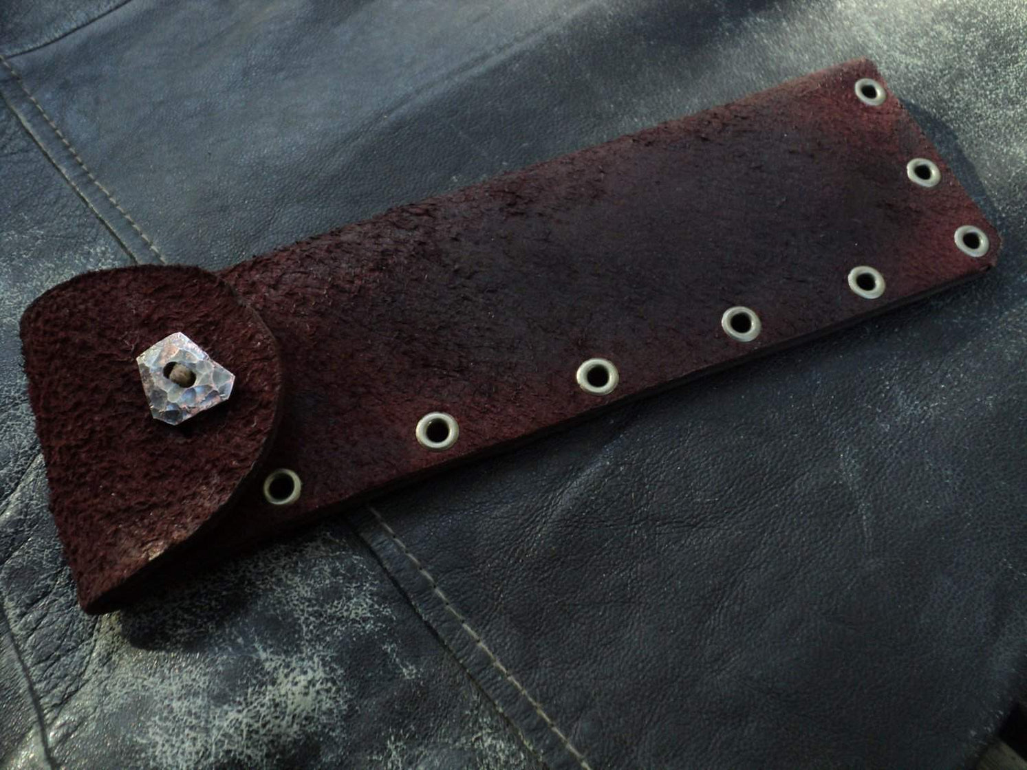 Click or scroll to zoom