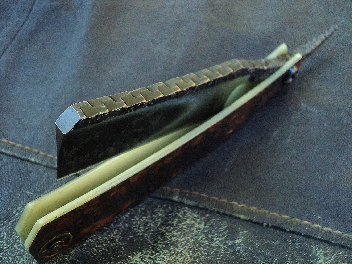 Click or scroll to zoom